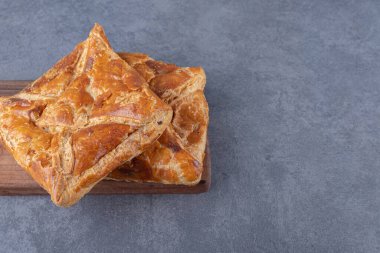 Mermer zemin üzerinde Gürcistan Penovani Khachapuri katmanı var. Yüksek kalite fotoğraf