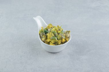 Kurutulmuş kasımpatı çiçekleri beyaz kasede. Yüksek kalite fotoğraf