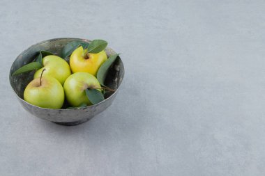 Kasede yaprakları olan taze yeşil elmalar. Yüksek kalite fotoğraf