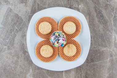 Tabakta küçük bir porsiyon tatlı, mermer arka planda. Yüksek kalite fotoğraf