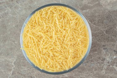 Cam kasede pişmemiş vermicelli yığını. Yüksek kalite fotoğraf