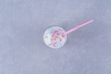 Mermer zemin üzerinde samanla çilekli milkshake. Yüksek kalite fotoğraf