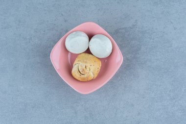 Pembe kasedeki taze kurabiyenin üst görüntüsü. Yüksek kalite fotoğraf