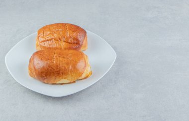 Beyaz tabakta sosisli lezzetli hamur işleri. Yüksek kalite fotoğraf