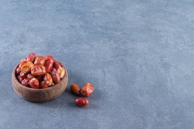 Kurumuş elaeagnus, ahşap bir kasede, mermer arka planda. Yüksek kalite fotoğraf