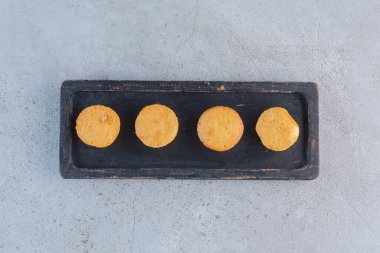 Taş zeminde siyah bir tabak tatlı kek. Yüksek kalite fotoğraf