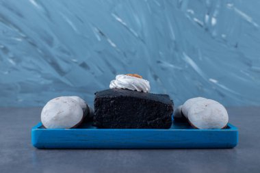 Kek kek, ahşap tabakta küçük bir kek, mermer arka planda. Yüksek kalite fotoğraf