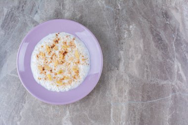 Bir tabak dolusu sağlıklı yulaf lapası ve tarçın tozu. Yüksek kalite fotoğraf