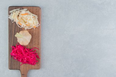 Tahta tahtada mayalanmış lahana turşusu ve sarımsak. Yüksek kalite fotoğraf