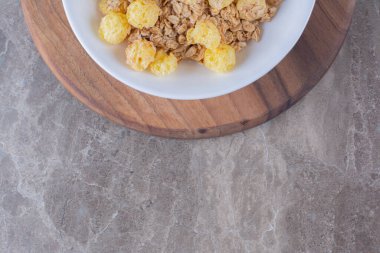 Tahta bir tahtanın üzerinde sağlıklı mısır gevreği tabağı. Yüksek kalite fotoğraf