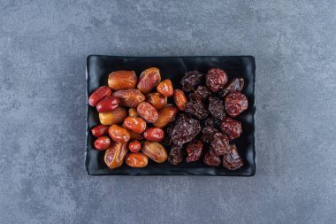 Kurutulmuş erik ve paskalya bir tabakta, mermer arka planda. Yüksek kalite fotoğraf