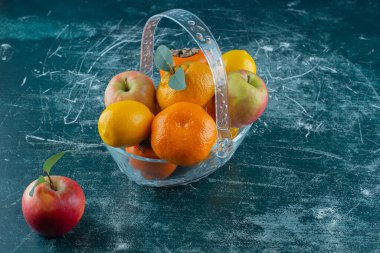 Mermer arka planda, kasede çeşitli meyveler var. Yüksek kalite fotoğraf