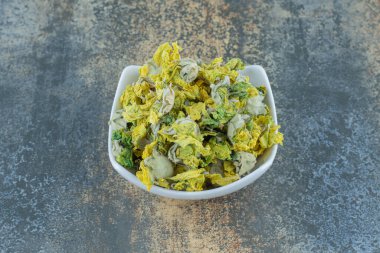 Beyaz kasede kurutulmuş kasımpatı çiçeği. Yüksek kalite fotoğraf