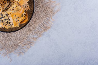 Siyah cam kasede siyah tohumlu çıtır krakerler. Yüksek kalite fotoğraf