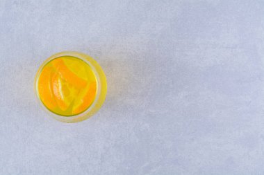 Lezzetli bir bardak portakal suyu, mermer arka planda. Yüksek kalite fotoğraf