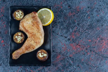 Izgara tavuk budu ve kızarmış patlıcan. Yüksek kalite fotoğraf