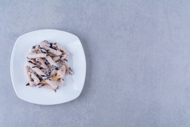 Üzerine çikolata sosu serpiştirilmiş beyaz bir tabak şeker. Yüksek kalite fotoğraf