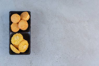 Mavi arka planda siyah kekler ve bisküviler. Yüksek kalite fotoğraf