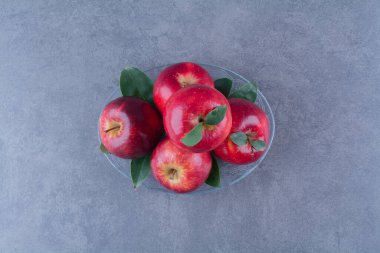 Cam tabakta lezzetli elmalar, mermer arka planda. Yüksek kalite fotoğraf