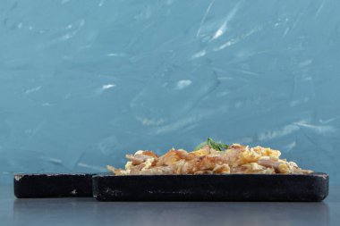 Siyah tahtada dilimlenmiş et ile omlet. Yüksek kalite fotoğraf