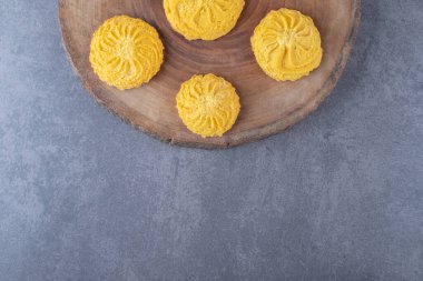 Tahtada ev yapımı limonlu kurabiyeler, mermer arka planda. Yüksek kalite fotoğraf