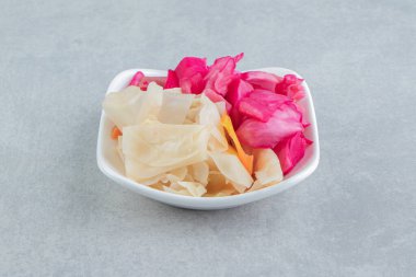 Yeşil ve kırmızı lahana turşusunu bir kasede, mermer arka planda. Yüksek kalite fotoğraf