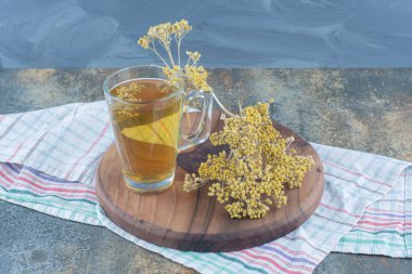 Tahtada bir bardak yeşil çay ve çiçekler. Yüksek kalite fotoğraf