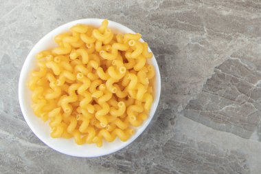 Beyaz kasede pişmemiş selentani makarna. Yüksek kalite fotoğraf