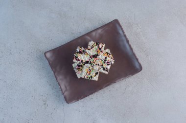 Koyu tabağa serpiştirilmiş çıtır vanilyalı waffle. Yüksek kalite fotoğraf