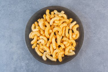  Cam tabakta tatlı mısır çubukları, mermer arka planda. Yüksek kalite fotoğraf