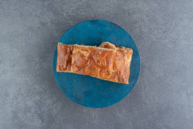 Mavi tahtada kare şeklinde doldurulmuş hamur işleri. Yüksek kalite fotoğraf