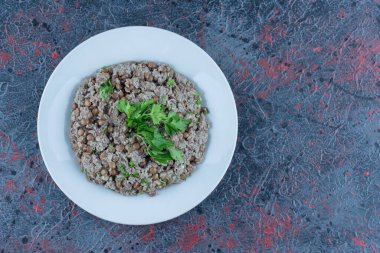 Bezelye ve şifalı beyaz bir tabak kıyma. Yüksek kalite fotoğraf