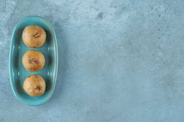 Mermer zemin üzerinde, bir tabakta mayalanmış elma. Yüksek kalite fotoğraf