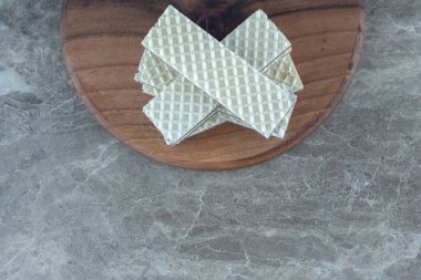 Gri arka planda tahta tahtada bir yığın taze gofret. Yüksek kalite fotoğraf