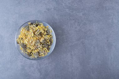 Cam kasede çeşitli kuru otlar var. Yüksek kalite fotoğraf