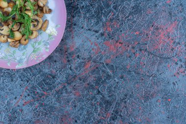 Mor bir tabak otlu mantar. Yüksek kalite fotoğraf