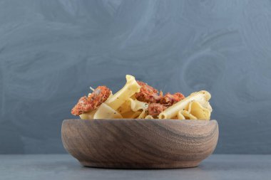 Tahta kasede marine edilmiş tavuk parçaları olan makarna. Yüksek kalite fotoğraf