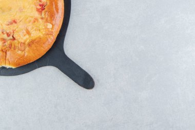 Kara tahtada peynirli ev yapımı hamur işi. Yüksek kalite fotoğraf