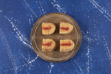 Ahşap tahtaya reçelli lezzetli dilimlenmiş pastalar. Yüksek kalite fotoğraf