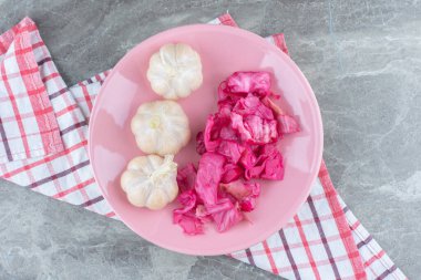 Pembe tabakta lahana turşusu ve sarımsak manzarası. Yüksek kalite fotoğraf