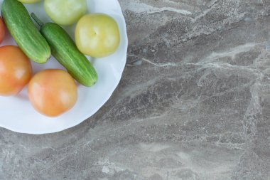 En iyi organik sebzeler. Salatalık ve domates. Yüksek kalite fotoğraf