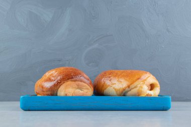 Mavi tahtada sosisli lezzetli hamur işleri. Yüksek kalite fotoğraf