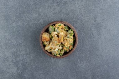 Mavi arka planda bir kase sahanda yumurta. Yüksek kalite fotoğraf