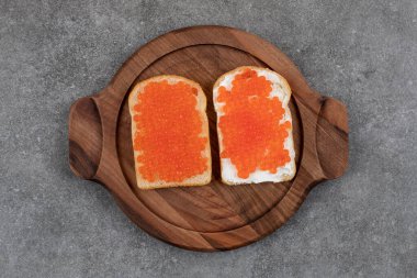 Tahta tahtada kırmızı havyarlı taze sandviç manzarası. Yüksek kalite fotoğraf