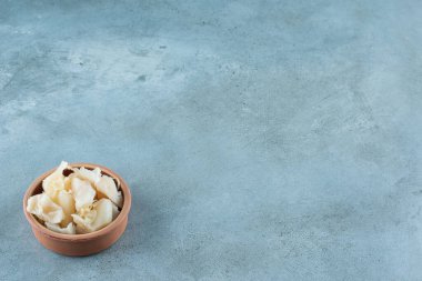 Mavi arka planda havuçlu mayalanmış lahana turşusu. Yüksek kalite fotoğraf