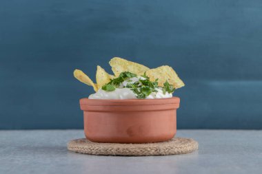 Bir kase yoğurt, yeşillik ve patates kızartması. Yüksek kalite fotoğraf