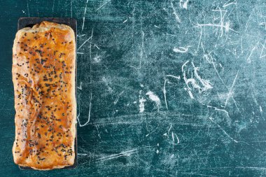 Mermer yüzeyinde susam tohumlu hamur işi. Yüksek kalite fotoğraf