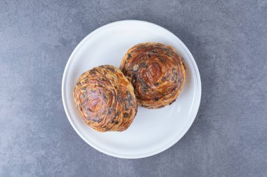 Tabakta taze hamur işleri Gogal, mermer arka planda. Yüksek kalite fotoğraf