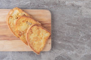 Tahtada yumurta ve kızarmış ekmek. Yüksek kalite fotoğraf