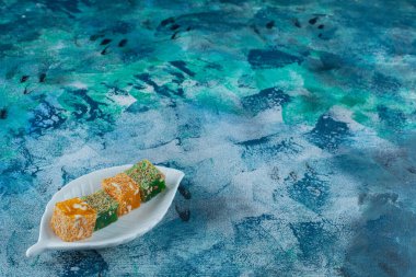 Mermer kaplamalı bir tabakta Türk lokumu. Yüksek kalite fotoğraf